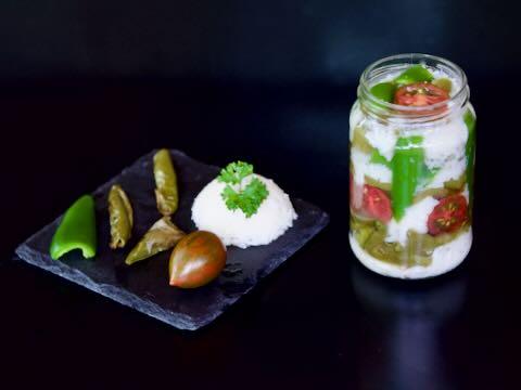 Sült jalapeno paprikakrém főtt rizzsel fermentálva