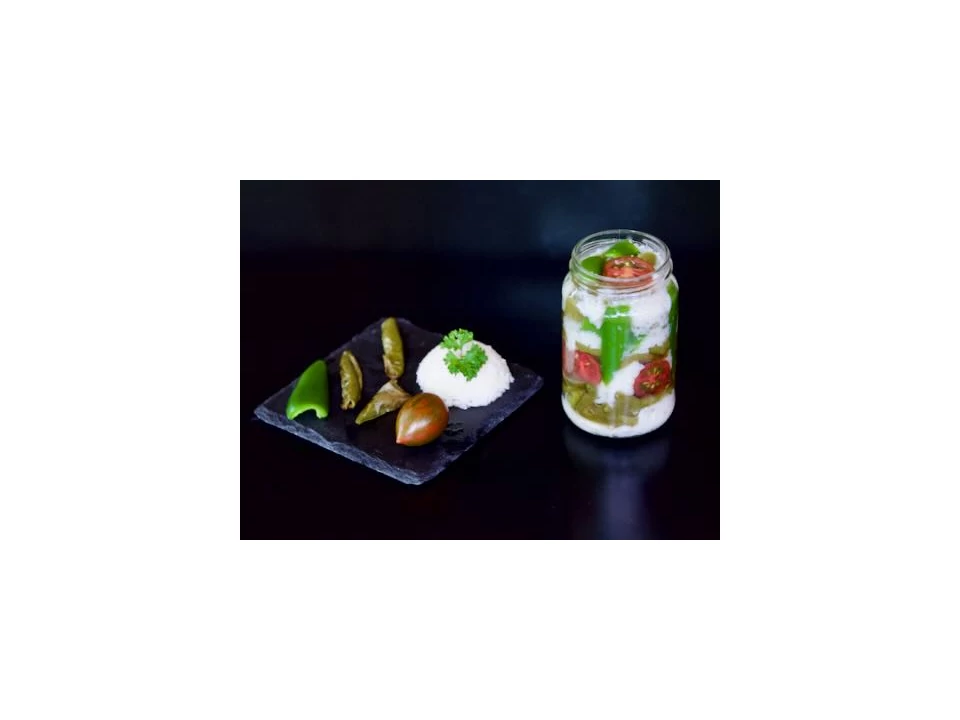 Sült jalapeno paprikakrém főtt rizzsel fermentálva